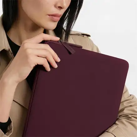Pipetto pouzdro Classic Fit Sleeve pro Macbook Neo - Burgundy