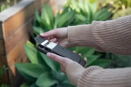 Peak Design Mobile Wallet Stand-Charcoal