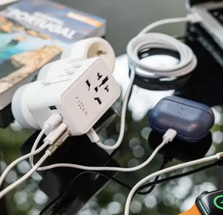 FIXED Cestovní adaptér Voyager s 3x USB-C a 2x USB-A výstupem a podporou PD, 65W, bílá